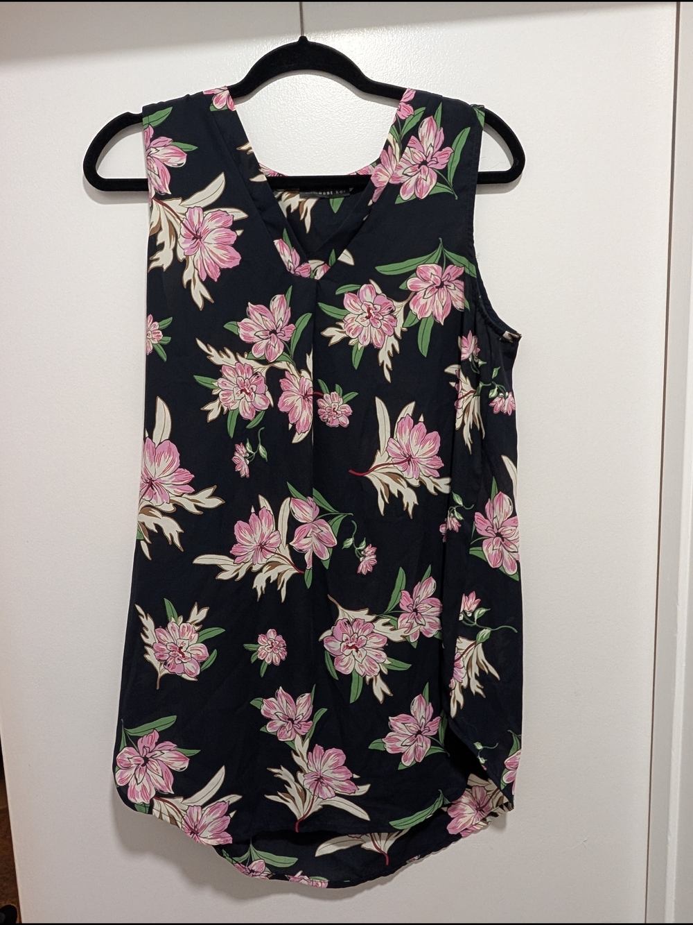 West Kei Sleeveless Floral V-Neck Blouse